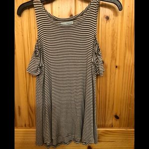 Junior XS short-sleeve cold shoulder top